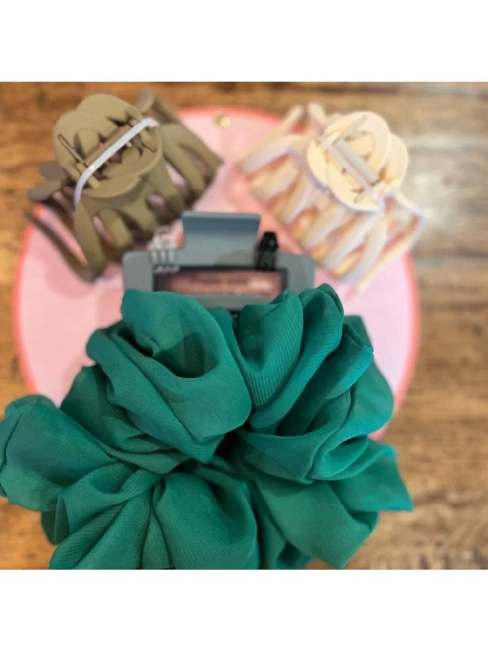 NEW hair tools – large kelly green scrunchie hair tie and 5 claw / lobster clips